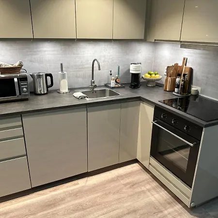 Tasteful In With Parking Apartment *