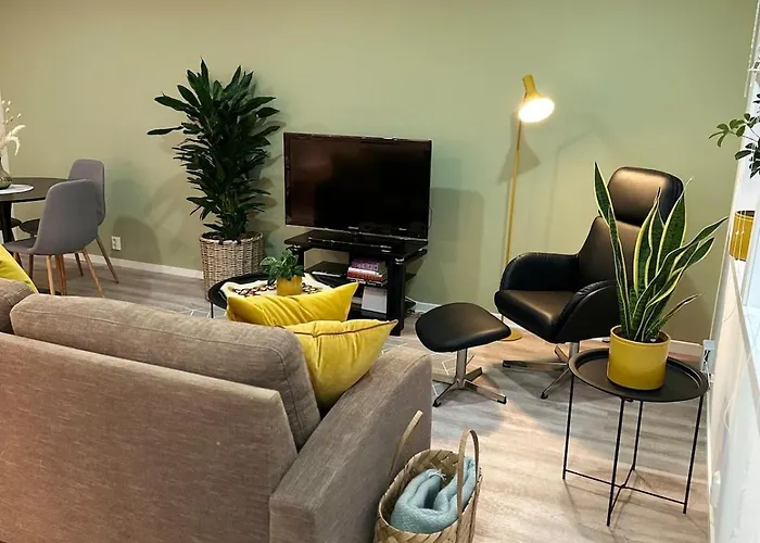 Tasteful In With Parking Apartment *