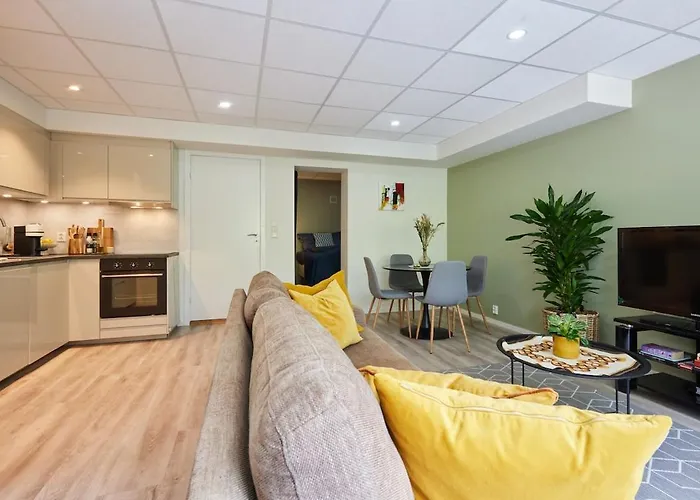 Tasteful In With Parking Apartment *