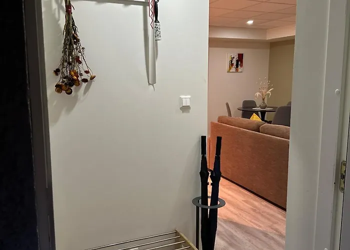 Tasteful In With Parking Apartment *